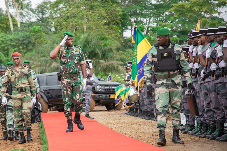 Oligui doit chasser l'armée française du Gabon