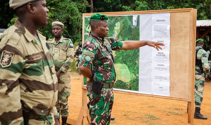 Le rusé Oligui reprend son uniforme militaire, pistolet à l'appui